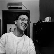 Insegnante impartisce lezioni di filosofia e storia